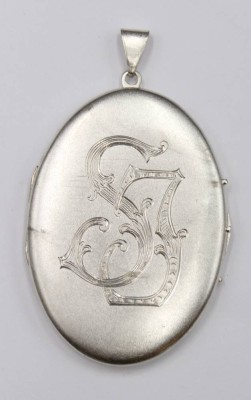 Auktion 352<br>Medaillon, Silber (gepr.), Ziermonogramm, 15,2gr., L-5,5cm [1]