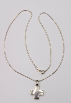 Auktion 352<br>Schlangenhalskette mit Kreuzanhänger, 925er Silber, 6,8gr.,  L-45cm u. Anh. L-2,5cm [1]