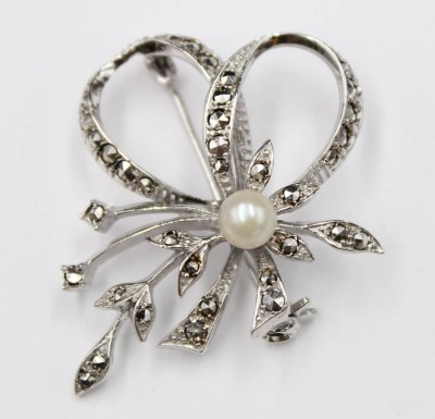 Auktion 352<br>Schleifenbrosche mit Markasitenbesatz, 835er Silber, mittig Perle, 8,3gr., ca. 4,5cm [1]
