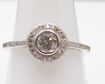 Auktion 352<br>schöner 925er Silber-Ring, besetzt mit klaren Steinen, 2gr., RG 56 [1]