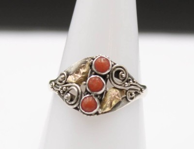 Auktion 352<br>925er Silber-Ring mit 22 K Gold, Korallenbesatz, älter,  1,7gr., RG 53cm [1]