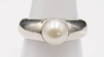 Auktion 352<br>925er Silber-Ring mit Perle, 7,7gr., RG 54 [1]