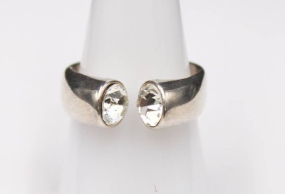 Auktion 352<br>Silber-Ring mit 2 klaren Steinen, modernes Design, 5,7gr., offene Schiene [1]