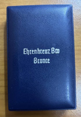 Auktion 352<br>Ehrenkreuz der Bundeswehr in Bronze mit Spange  in Etui [1]