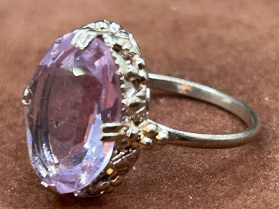 Auktion 352<br>Silberring mit lila Stein,  RG 63, 3,3 gr. [1]