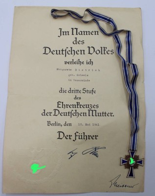 Auktion 352<br>Mutterkreuz am Band, 3. Stufe, anbei Urkunde [1]