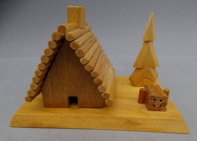 Auktion 352<br>Erzgebirge Räucherhäuschen, natur, H-10 cm, 9x14 cm [1]
