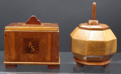 Auktion 352<br>2x div. Holzdosen, je  mit Monogramm, älter,  H-14,5cm D-10cm und H-11,5cm B-12,5cm [1]