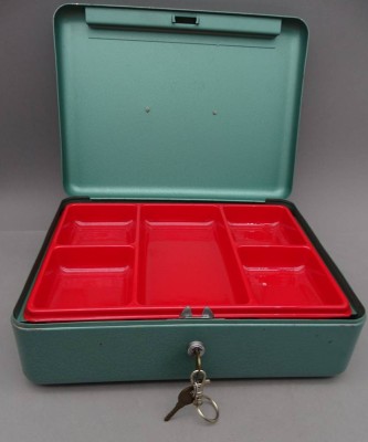 Auktion 352<br>Eisenkassette mit Schlüssel und Einsatz, H-9 cm, 24x30 cm [1]