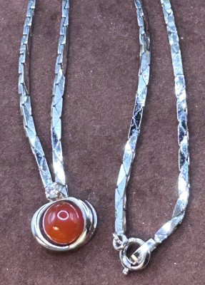 Auktion 352<br>Silberhalskette-925- mit  Anhänger, orengen Stein, L-ca. 44 cm, 11,7 gr. [1]
