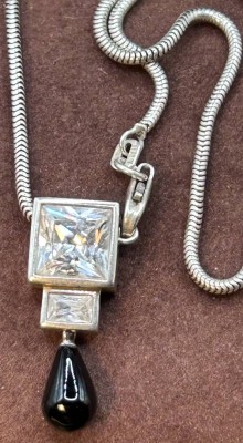 Auktion 352<br>Silber-Schlangenhalskette mit Anhänger, klare Steine und Tropfen, L-42 cm, 8,2 gr. [1]