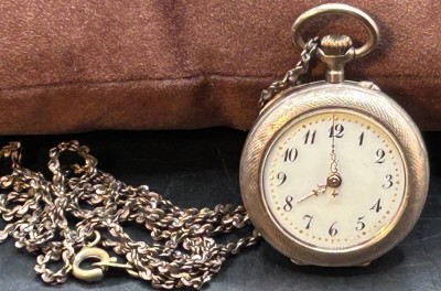 Auktion 356<br>mechan. Damen-Umhängeuhr, Double Gehäuse, Werk läuft, an langer Kette [1]