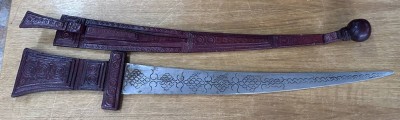 Auktion 352<br>Kurzschwert, wohl Afrika, Griff und Scheide aus geprägtem Leder, L. ca. 72 cm., seitlich Messer, wohl um 1930, Nigeria? [1]