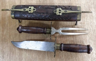 Auktion 352<br>Messer und Gabel in beschnitzten Holzhalter, L-44 cm [1]