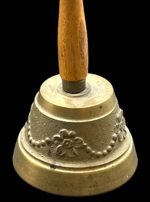 Auktion 353<br>kl. Bronze Tischglocke mit Holzgriff, H-12 cm [1]