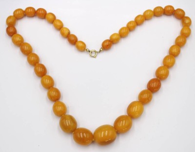 Auktion 356<br>schöne Bernsteinkette, olivenförmige Steine, 72,5gr., L-66cm, Zertifikat anbei [1]