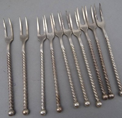 Auktion 353<br>10x Petit Fours Gabeln, Silber geprüft, undeutliche kl. Punzen, L-11,5 cm, 100 gr. [1]