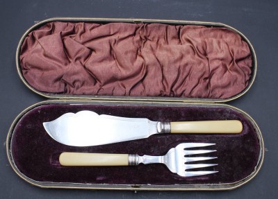 Auktion 357<br>Fisch-Vorlegebesteck in Etui, um 1900, Kunststoffgriffe, Etui mit Altersspuren, ca, L-28,5cm [1]