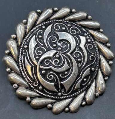 Auktion 370<br>gr. runde Silberbrosche, geprüft, D--5 cm, 11,9 gr [1]