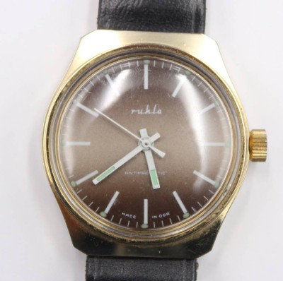 Auktion 353<br>Herren-Armbanduhr, Ruhla, Handaufzug, Werk läuft, ca. D-3,4cm, Band beschädigt [1]