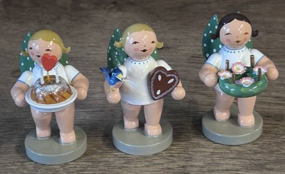 Auktion 353<br>3x Erzgebirge Engel mit Kuchen etc. 
