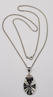 Auktion 353<br>Anhänger wohl Kunststoff/Perlmutt an 925er Silberkette, ca. L-60cm Anh. L-4,8cm [1]