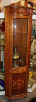 Auktion 357<br>Stil-Eckschrank, intarsiert, leichte Gebrauchsspuren, ca. H-204cm B-65cm, T-44cm [1]