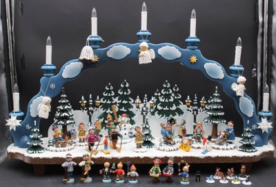 Auktion 353<br>gr. Schwibbogen, Winterlandschaft, mit 38 div. Figuren, Tannen u. Lampen, meist Fa. Hubrig, Erzgebirge, ca. H-45cm, B-75cm T-20cm [1]
