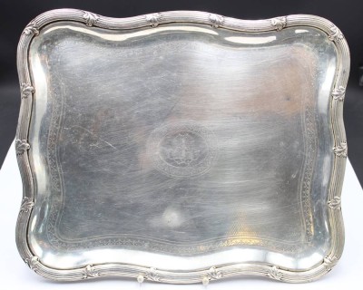 Auktion 353<br>grosses Tablett, plated, mit Ziermonogramm,  43x35 cm [1]