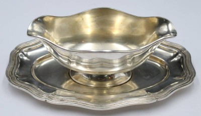 Auktion 353<br>gr. massive Sauciere, plated, undeutl. gepunzt, L-25 cm, H-8 cm [1]