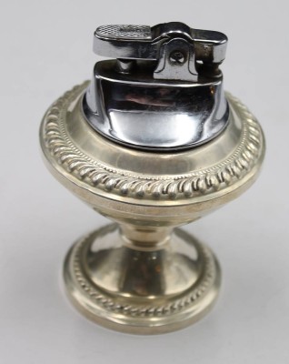 Auktion 353<br>Tischfeuerzeug in Sterling Silber-Halter, gefüllter Stand, H- gesamt 9 cm [1]