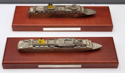 Auktion 353<br>2x kl. Reederei-Modelle, Costa Europa und Costa Classica, je ca. H-5cm B-23cm T-7,2cm [1]