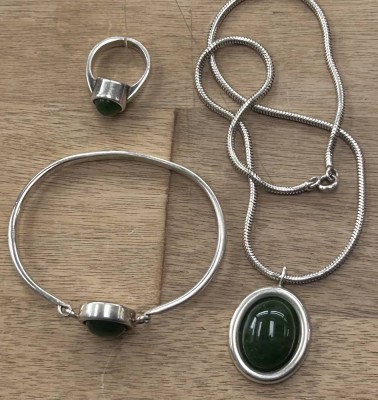 Auktion 353<br>4 tg. Silberset-925-, Kette mit Anhänger, Armreif, Ring, mit grünen Cabouchon, 45 gr. [1]