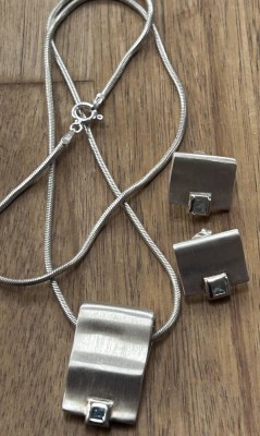 Auktion 353<br>3 tg. Silber-925- Set,  Halskette mit Anhänger, Paar Ohrstecker, blaue Steine, zus.17,4 gr. [1]