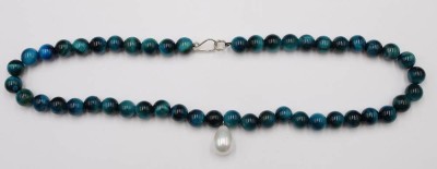 Auktion 353<br>Halskette, blaues Tigerauge mit Perle, Silberschließe, L-40cm [1]