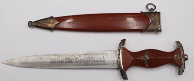 Auktion 353<br>SA-Dienstdolch, RZM M7/66, Carl Eickhorn Solingen, mit Metall-Scheide, brauner Holzgriff mit beiden Abzeichen, Klinge mit Inschrift, Altersspuren, original??, L-38cm [1]