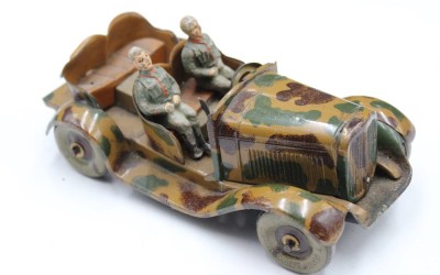 Auktion 353<br>Blech-Kübelwagen mit 2 Fahrerfiguren wohl TippCo, Alters-u. Gebrauchsspuren, Schlüsselwerk defekt, L-18cm [1]