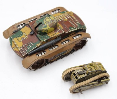 Auktion 353<br>2x div. Blech-Panzer, Arnold und GAMA, je in stark bespielter Erhaltung, Antriebe defekt, H-7cm L-14cm, L-7,5cm [1]