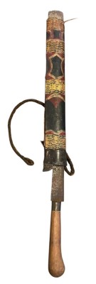 Auktion 353<br>kurzes Krummschwert in Holzscheide,mandau (jimpul) duku ? Holzgriff, Altersspuren, L- Scheide >l-48 cm, Schwert L-72 cm Malaysia [1]