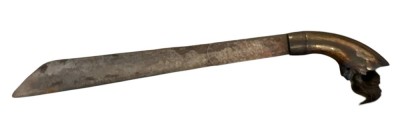 Auktion 353<br>Mandau (Schwert) der Dayak, Malaysia, Griff wohl Antilopenhuf mit beschnitzen Deckel und Schweif, Altersspuren, L-ca. 58 cm [1]