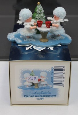 Auktion 353<br>Original Erzgebirge - Kuhnert Schneeflöckchen, Paar auf Weihnachtsmarkt  . [1]