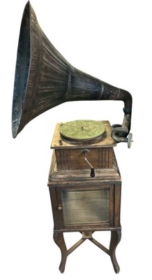 Auktion 353<br>altes Trichtergrammophon auf Vitrinenschrank, funktionstüchtig, Gebrauchsspuren, Plattenteller-Matte beschädigt, Holz ungepflegt, H-zus. ca. 140 cm [1]