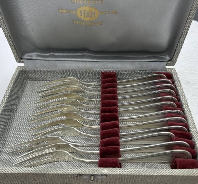 Auktion 366<br>12 versilberte Aufschnittgabeln in Kasten, Frankreich, L-14,5 cm [1]
