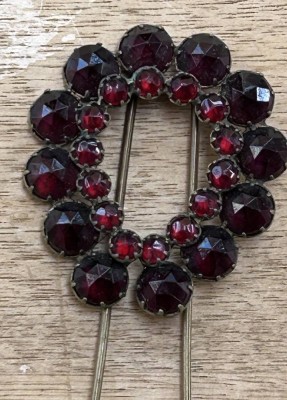 Auktion 353<br>Haarnadel mit Granate, Messingmontur, H-9  cm, D-3 cm [1]