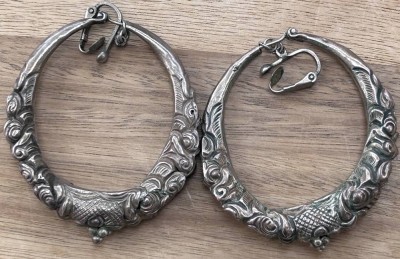 Auktion 353<br>Paar grosse Creolen, Paar lange  Ohrhänger, versilbert, H-ca. 7 bis 8 cm [1]