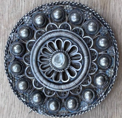 Auktion 353<br>runde Silber-Brosche, Mittel-Buckel eingedrückt, Nadelhaken fehlt, D-5 cm, 16,7 gr [1]