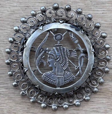Auktion 353<br>runde Durchbruch-Brosche bzw. Anhänger, Silber geprüft, undeutlich gepunzt, D-4,5 cm, 11,4 gr. [1]