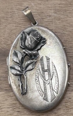 Auktion 353<br>gr. Fotomedaillon, Silber-800-, 5,5x4 cm, 24,8 gr,, Rose und Ziermonogramm HM [1]