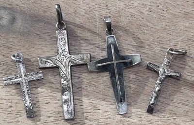 Auktion 353<br>5x kl. Brustkreuze, wohl alle Silber, zus.6,3 gr., ca. 2,5 bis 5 cm [1]