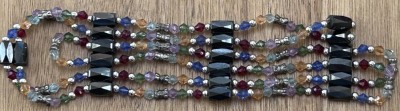 Auktion 370<br>lange Halskette mit kl. Farbsteinen und Magneten L-65 cm, aber beliebig anders zusammenstellbar mit den Magneten, z.B. 2 reihig oder als Armband? [1]